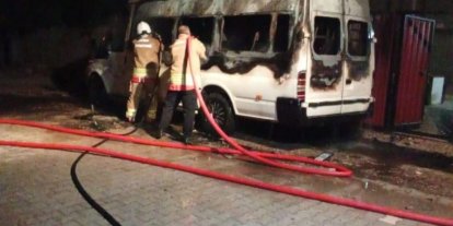 Hatay’da minibüs alevlere teslim oldu