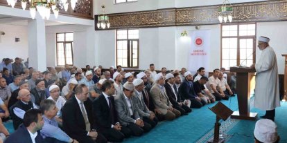 Eski cami korundu, yenisi ibadete açıldı