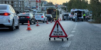 Otomobilin çarptığı genç motosiklet sürücüsü yola savruldu