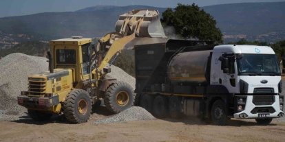 Balıkesir Büyükşehir Dursunbey’de yollara asfalt atıyor