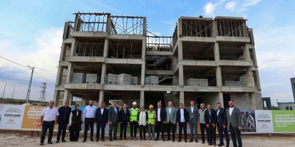 Şahin, Karkamış’ta yükselen Gazi Konut projesini inceledi
