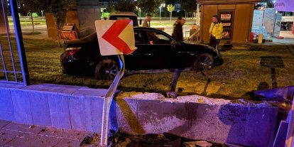 Kayseri’de bir garip kaza: Kaldırımdan seken otomobil 1 metrelik duvarı aştı