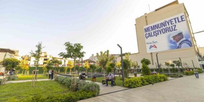 Mersin’de Kırmızı Lacivert Kent Meydanı çarşıya nefes aldırdı