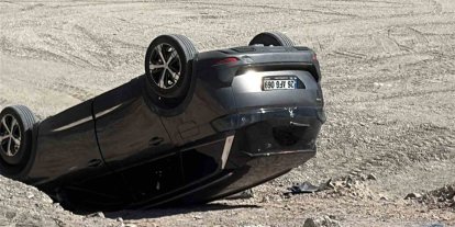 Geri manevra yapan hafif ticari araç inşaat temeline düştü