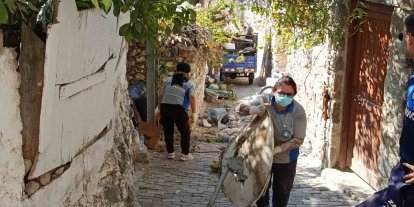 Kötü kokuların yayıldığı çöp evden 5 ton çöp çıkarıldı