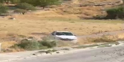 El freni çekilmeyen otomobil şarampole yuvarlandı