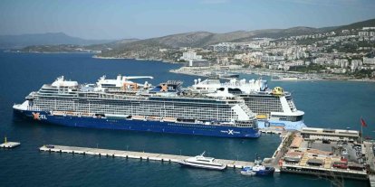 Kuşadası’na 2 kruvaziyerle 7 bin 818 turist geldi