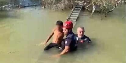Derede mahsur kalan çocuğu itfaiye ekipleri kurtardı