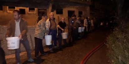 Kuşburnu için yakılan ateş köyde yangına neden oldu: 2 ev ve ahır küle döndü
