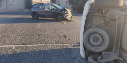 Sivrihisar’da kavşakta çarpışan araçlardan biri yan yattı