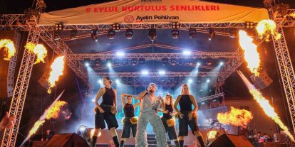Menemen’de on binler Sefo ile coştu
