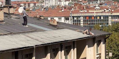 Çatıda oluk temizliği yapan şahıs, beline halat bağlayarak güvenlik önlemi aldı