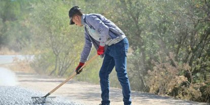Manisa Büyükşehir’den 2 ilçenin 10 mahallesine ulaşım sağlayan yola asfalt