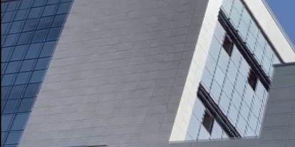 Alacağını tahsil edemeyince inşaatın çatısına çıktı