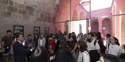 Gevher Nesibe’de tıp fakültesi öğrencilerine ilk ders