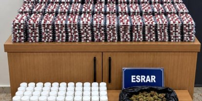 Uyuşturucu taciri binlerce sentetik hap ve esrarla yakalandı