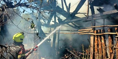 Mersin’de eski köy evi alevlere teslim oldu