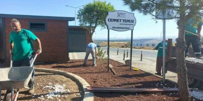 Ayvalık Belediyesi Park Bahçeler Müdürlüğü çalışanlarının mesaisi bitmiyor