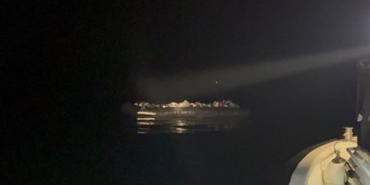 İzmir’de yasa dışı geçişe Sahil Güvenlik engeli: 55 düzensiz göçmen ve 4 organizatör yakalandı