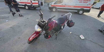 Motosikletlerin çarpıştığı kaza anı kamerada: 1’i ağır, 3 yaralı