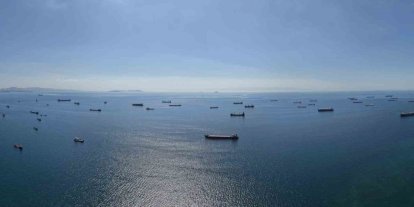 Karadeniz’deki saldırı riski nedeniyle ilerleyemeyen gemiler, İstanbul açıklarını adeta otoparka çevirdi