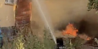 Ardiyede çıkan yangın evi küle çeviriyordu