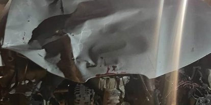Otomobil yol kenarında yürüyen gençlere çarptı: 1 ölü, 2 yaralı