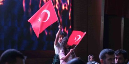 Mustafa Yıldızdoğan Erzincan’da sahne aldı