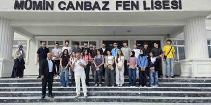 Başarılı öğrencilere okullarının ilk gününde tablet ve telefon sürprizi