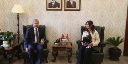 Yerde bulduğu Türk bayrağını kaldıran kurye valilikte ağırlandı