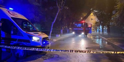 Bakırköy’de 4 katlı metruk binanın çatısı alevlere teslim oldu