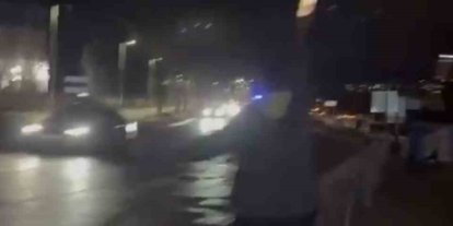 Motosiklet bariyerlere çarptı, gençler cep telefonu ışığıyla trafiği durdurdu