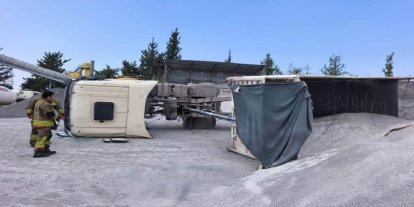 Arsuz’da devrilen kamyonun sürücüsü yaralandı