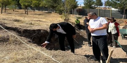 Kemah’ta Sultan Melik Türbesi’ndeki restorasyon çalışmaları incelendi