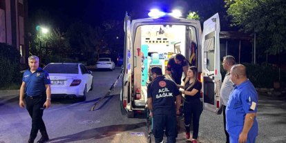 Otomobil kaldırım kenarında oturan kişiye çarptı: 1 ağır yaralı