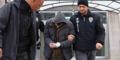 Üvey babasını bıçaklayarak öldüren sanık hakim karşısında