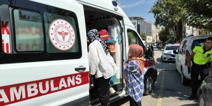 Minibüs ile iki otomobil çarpıştı: 2 çocuk yaralandı