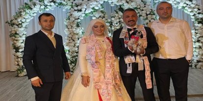 Düğünde altın yerine köpek taktı