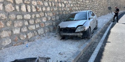 Otomobil istinat duvarına çarptı: 1 yaralı