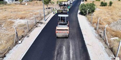 Efeler’de sıcak asfalt çalışmaları sürüyor
