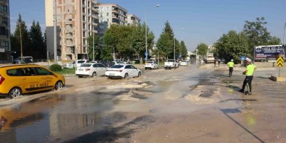 Patlayan ana su hattı yolu kullanılamaz hale getirdi