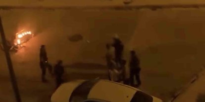 Sokak ortasında motosikletini ateşe verdi