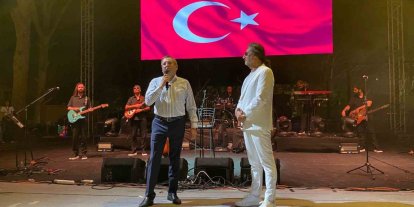 Ünlü popçu Çelik Ayvalık’ı salladı