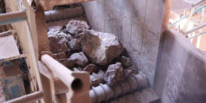 Tonlarca taş yola dönüşüyor, maliyet yarıya iniyor