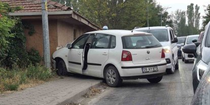 Eskişehir’de kontrolden çıkan otomobil duvara çarptı