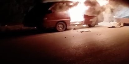 Seyir halindeki minibüs alev alev yandı