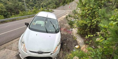 Kontrolden çıkan otomobil istinat duvarına çarptı: 3 yaralı