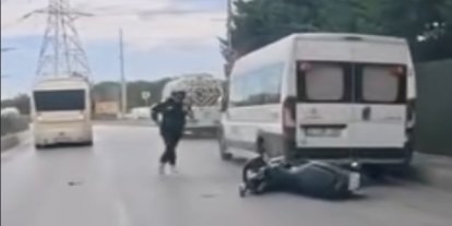 Şerit değiştirirken park halindeki araca ve dolmuşa çarptı: Kaza anı kamerada