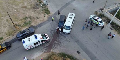 Okul servisi ile hafif ticari araç çarpıştı: 6 yaralı