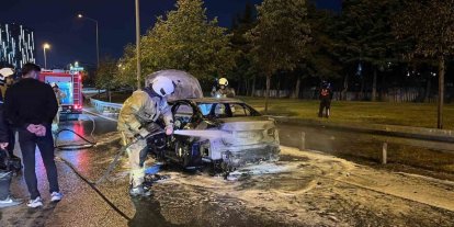 Bakırköy’de otomobil alev topuna döndü